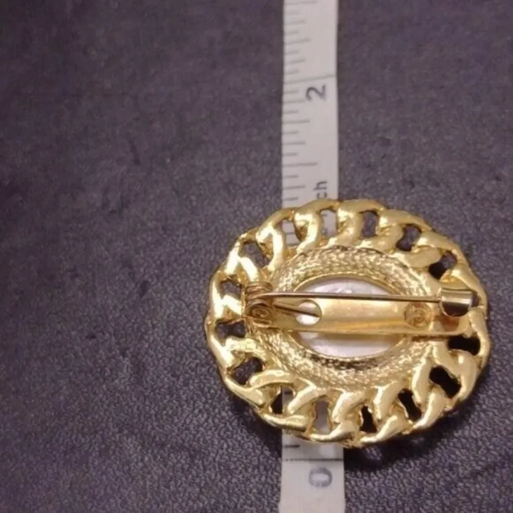 Vintage gold tone oval brooch faux pearl chain